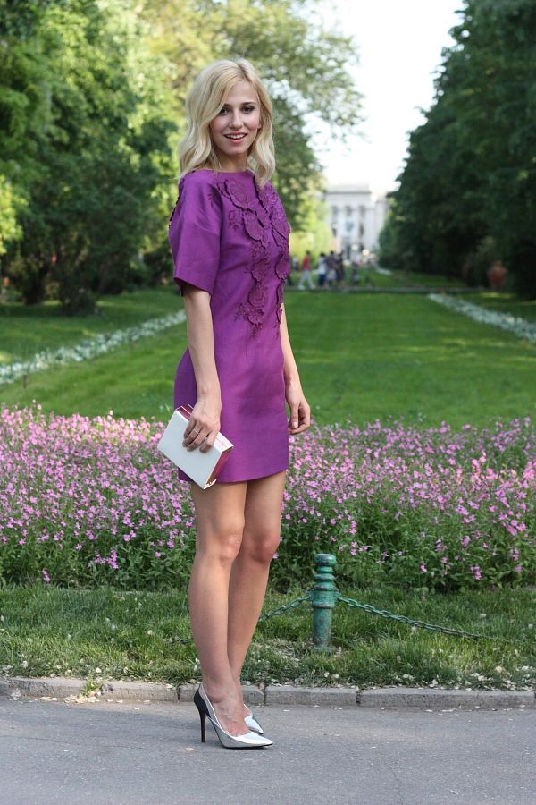 Look-ul zilei: Dana Rogoz, intr-o rochie sofisticata de cocktail. Invata de la ea cum sa te imbraci la petreceri