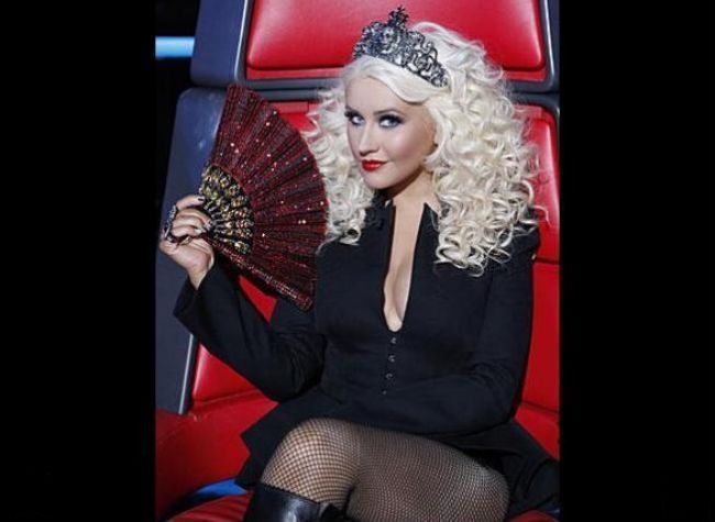 Christina Aguilera socheaza din nou la The Voice: nu poarta pantaloni, dar are diadema