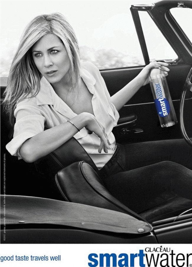 Apa miraculoasa sau supradoza de Photoshop? Jennifer Aniston pare cu 20 de ani mai tanara in aceste reclame