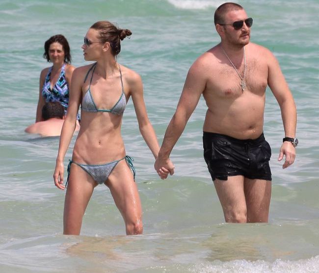 Cuplul soc care a atras toate privirile la plaja: ea fotomodel piele si os, el cu burta si cu lant de aur