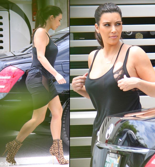 Kim Kardashian, accident vestimentar in plina strada. Si-a aratat sutienul senzual de sub rochia mulata si transparenta