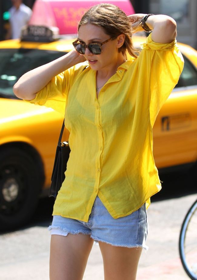 Elizabeth Olsen, aparitie sexy intr-o bluza transparenta pe strazile din New York