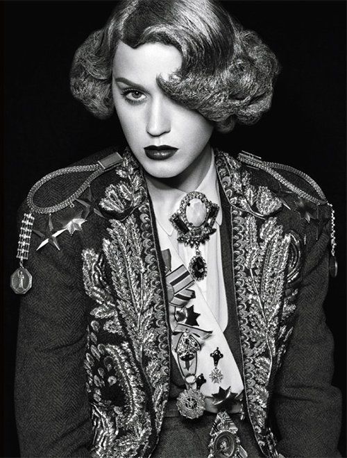 Katy Perry a pozat in uniforma militara pentru revista L uomo Vogue. Vezi cat de bine arata pictorialul