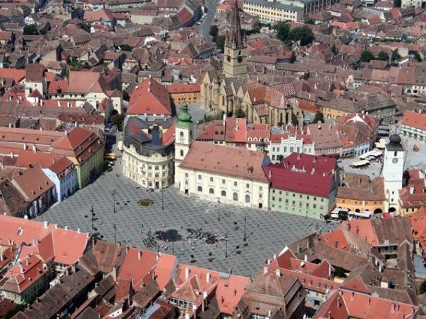 Centrul vechi din Bucuresti vs Centrul vechi din Sibiu: haos vs relaxare. Pe care il preferi?