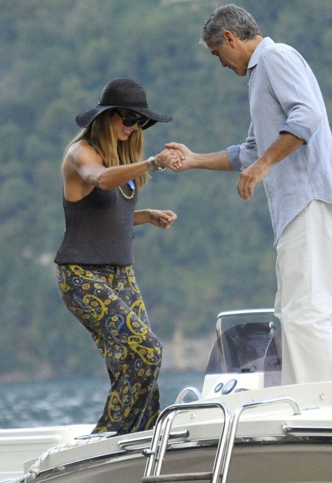 George Clooney este un cavaler perfect cu iubita lui, Stacy Keibler. Vezi ce gesturi romantice face pentru ea