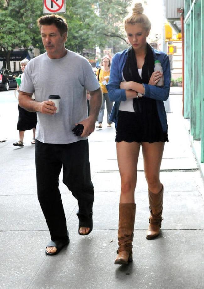Razboiul picioarelor lungi si al pantalonilor scurti. Cine arata mai bine, fiica lui Antonio Banderas sau fiica lui Alec Baldwin?