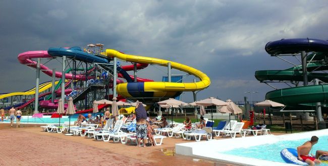 O varianta de distractie pentru weekend-urile de vara, pentru cei ce raman in Bucuresti &ndash; aqua parc. Merita 70 de lei intrarea?
