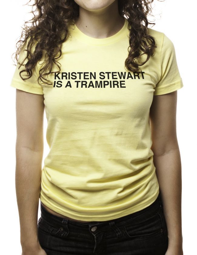 Kristen Stewart a ajuns persona non grata. Vezi tricourile cu mesaje jignitoare la adresa ei