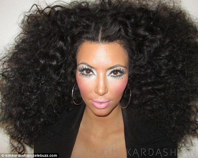 Kim Kardashian, dezastru de machiaj pentru un pictorial. Uite in ce hal s-a uratit de dragul aparatului foto