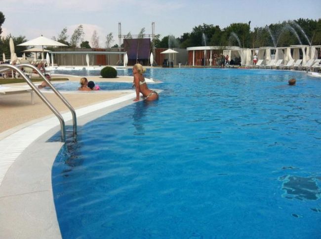 Cum a fost surprinsa la o piscina aceasta vedeta din Romania. Formele care au ridicat gradele din termometre
