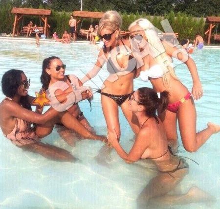 Vedeta care era la un pas sa ramana fara bikini la piscina! Vezi cum s-a distrat in apa si cat de mult era sa o coste