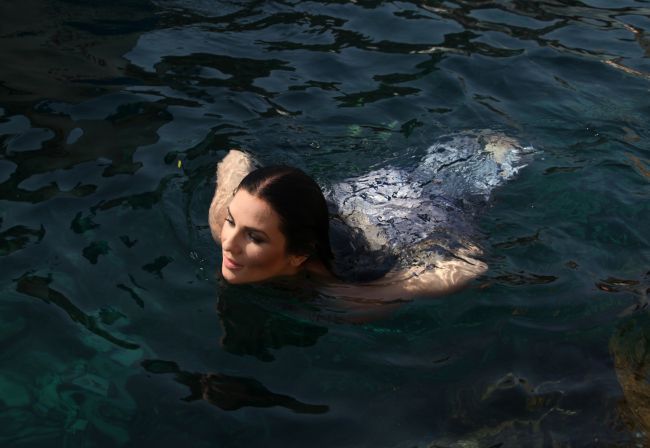 Insarcinata in patru luni, Ellie White a inotat in apa de 15 grade Celsius din Malta...desi medicii i-au interzis sa intre in apa rece