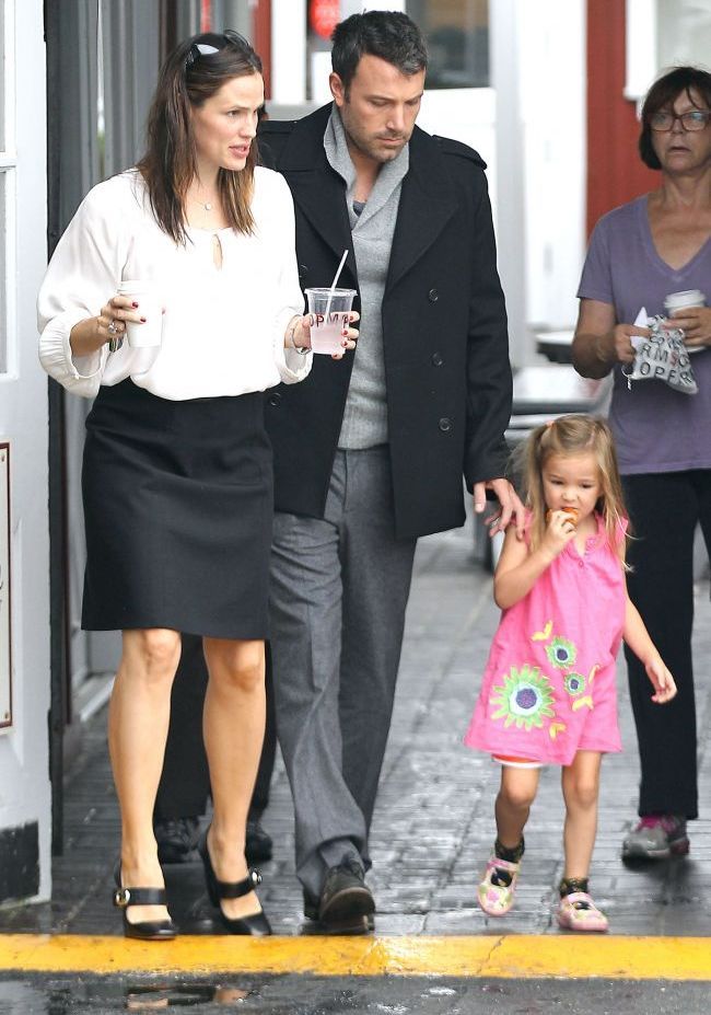 Familia perfecta: Jennifer Garner si Ben Affleck ies cu fetitele in oras