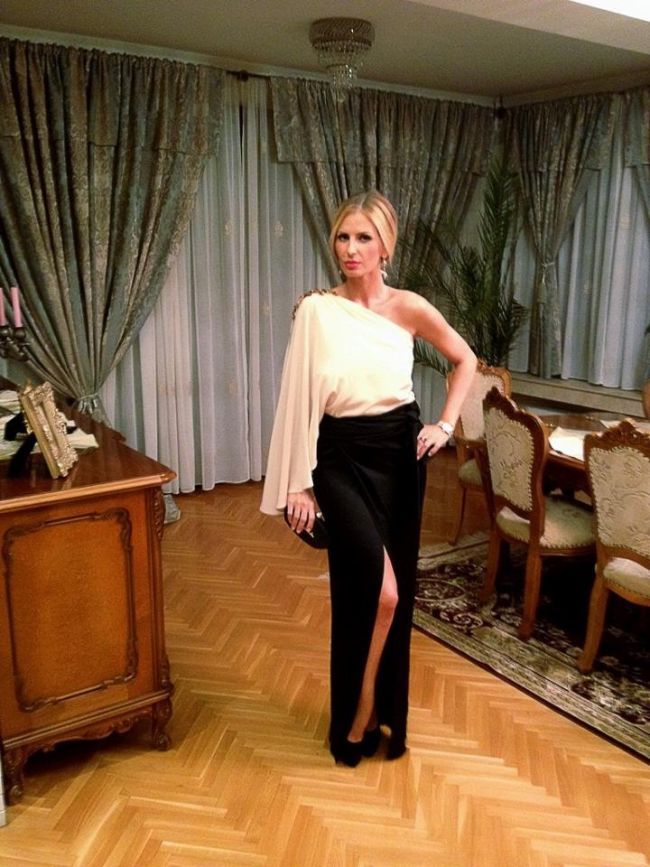 Fashion Police: Andreea Banica intr-o tinuta eleganta la nunta Deliei Matache. Iti place cum s-a imbracat sau crezi ca i s-ar fi potrivit un outfit mai sexy?