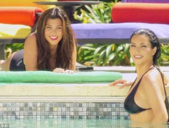 Kim Kardashian isi promoveaza reality show-ul cum stie ea mai bine: dezbracata VIDEO