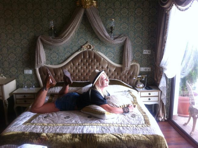 Delia Matache nu paraseste camera de hotel in luna de miere. Vezi cum arata patul matrimonial in care isi face de cap&nbsp;