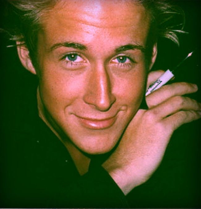Este unul dintre cei mai sexy actori de la Hollywood si idolul femeilor. Cum arata insa Ryan Gosling inainte sa-si opereze nasul