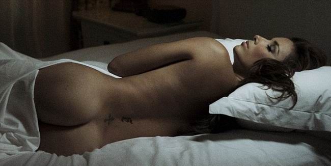 Eva Longoria isi arata posteriorul apetisant intr-un pictorial nud de senzatie. Cum o vede iubitul ei in fiecare seara