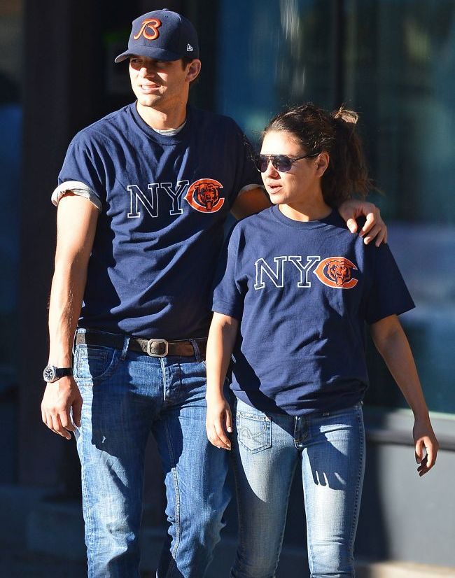 Perechea perfecta: Mila si Ashton ies la plimbare in jeansi si tricouri identice