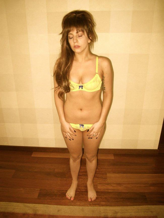 Lady Gaga se pozeaza in lenjerie intima pentru a demonstra ca nu s-a ingrasat. Ce parere ai despre silueta ei?