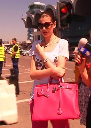 Moni a gasit o intrebuintare hilara gentii de 50.000 $. Vezi ce poartă in Hermesul achizitionat de Mr. Pink
