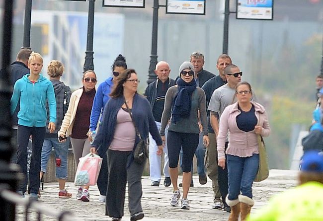 Jennifer Lopez s-a plimbat cu iubitul ei intr-un oras din Polonia. Vezi de ce nimeni n-a intors capul dupa ea