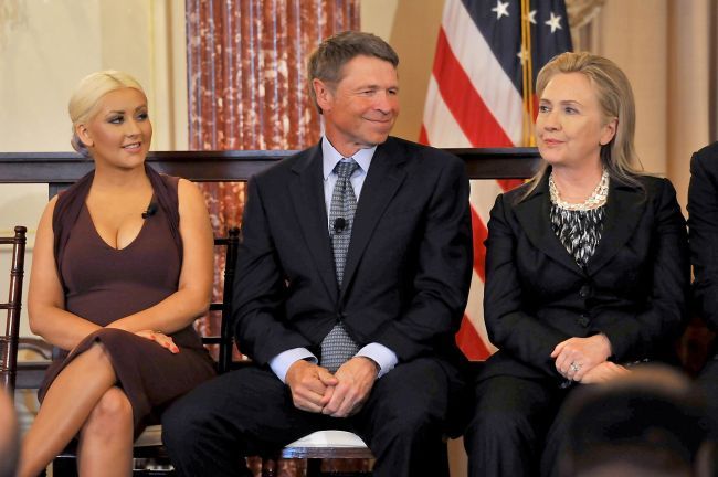 Hillary Clinton, suprinsa holbandu-se in decolteul generos al Christinei Aguilera. Vezi imaginea amuzanta