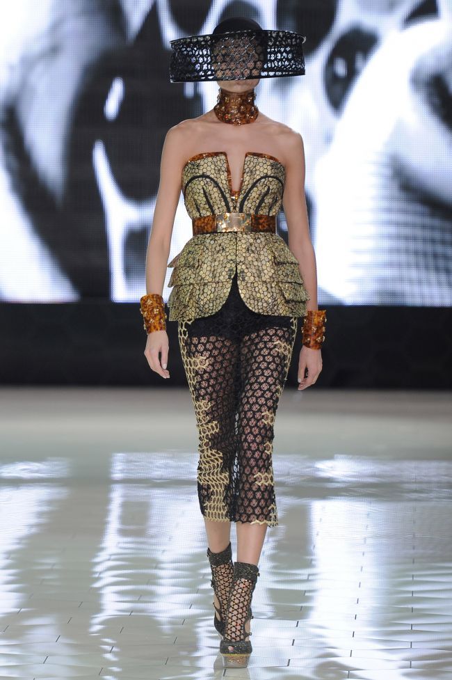 Paris Fashion Week: Alexander McQueen, o colectie excentrica si plina de personalitate