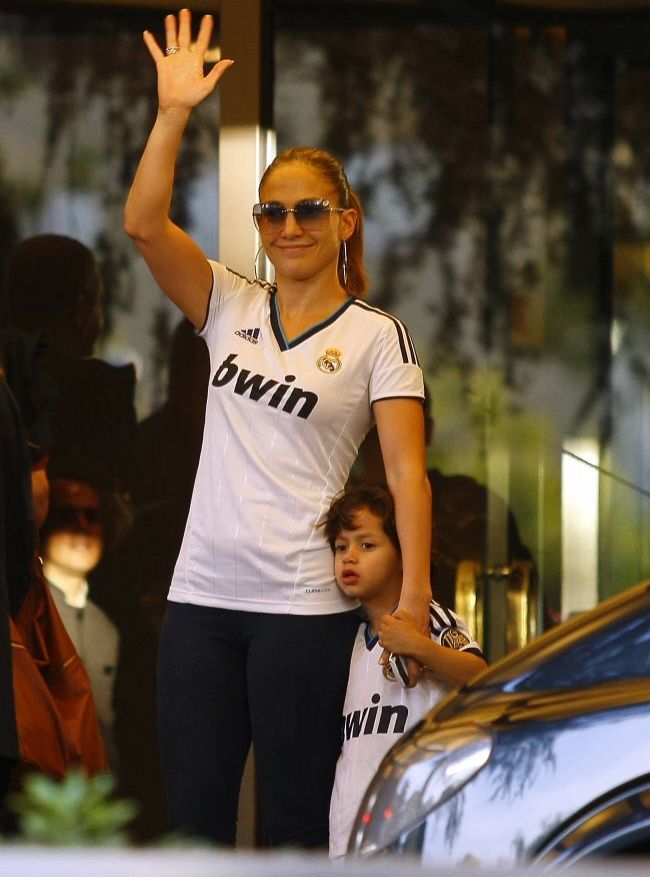 J.Lo, sexy mama pe strazile din Madrid. Uite cat de bine arata in viata de zi cu zi diva latino de 43 de ani