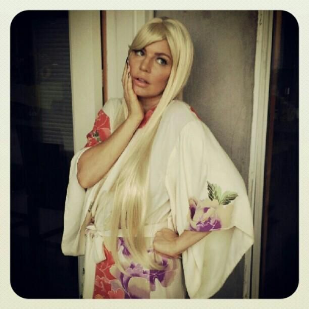 Fergie s-a deghizat de Halloween intr-o cunoscuta actrita. Iti dai seama despre cine este vorba?:)