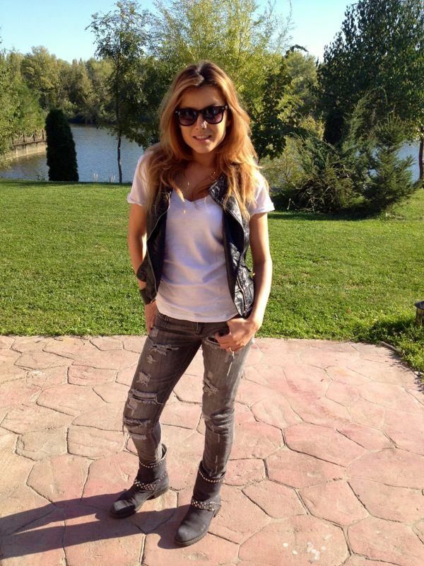Cum arata Elena Gheorghe in afara pictorialelor, concertelor si emisiunilor tv FOTO