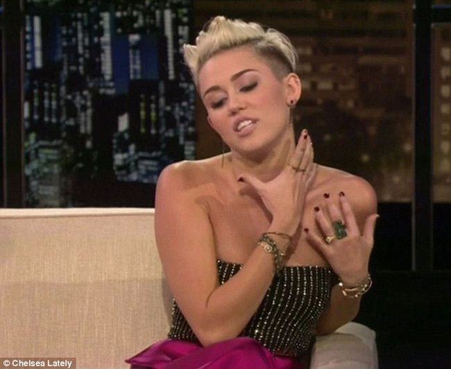 Miley Cyrus, obsedata de bustiere: vedeta are o noua aparitie TV cu abdomenul gol