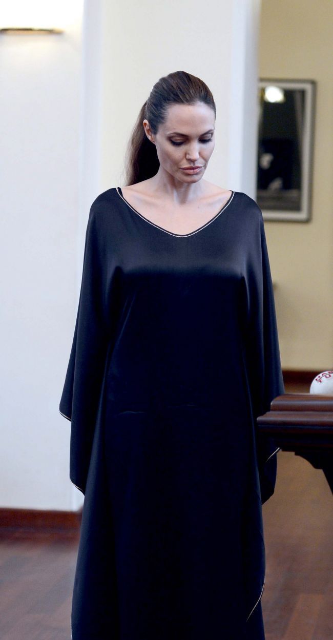 Angelina Jolie, departe de femeia fatala de alta data: picioare scheletice, maini extrem de subtiri cu venele umflate FOTO