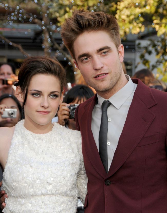 Momentul pe care toti fanii Twilight l-au asteptat! Kristen Stewart si Robert Pattinson, zambitori la primul interviu de dupa marele scandal. Ce si-au spus cei doi