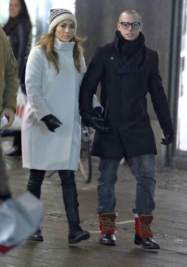Fashion Police: Jennifer Lopez, infofolita la temperaturi de sub 0 grade. A asortat un palton elegant cu o caciula de lana. Iti place?