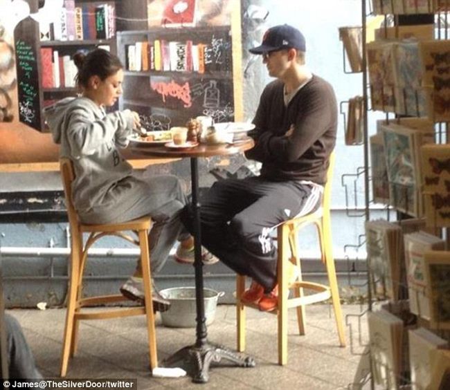 Un bucatar australian le-a facut o poza pe ascuns Milei Kunis si lui Ashton Kutcher la micul-dejun. Cum i-a surprins