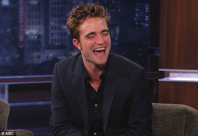 Am luat o gura de votca inainte! Cum s-a dat in spectacol Robert Pattinson in direct la o emsiune TV VIDEO