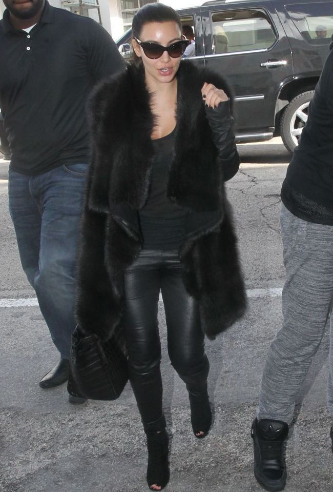 Kim Kardashian, prinsa pe picior gresit de paparazzi - vezi cum arata nemachiata. Ti se mai pare o femeie frumoasa?