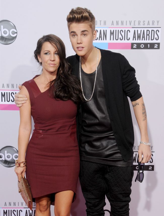 Justin Bieber a pasit pe covorul rosu de la American Music Awards alaturi de marea iubire a vietii lui