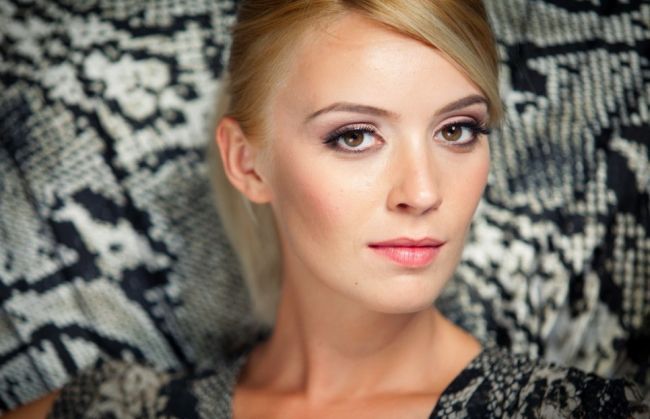 "Indiferent ca e vara sau iarna, ii am la mine tot timpul". Ce nu-i lipseste niciodata Dianei Dumitrescu din geanta – EXCLUSIV