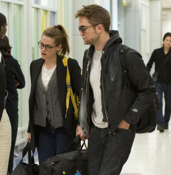 Kristen Stewart si Robert Pattinson au petrecut Ziua Recunostintei impreuna, la Londra. Cum s-au comportat cei doi in avion &ndash; FOTO
