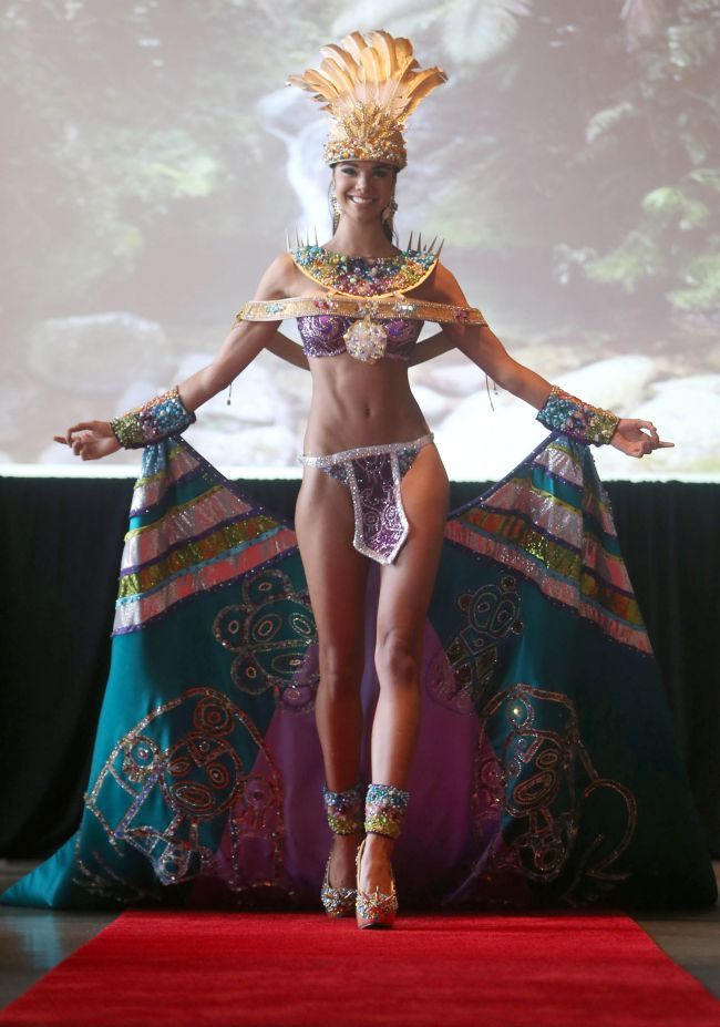 Costumul traditional care ii va aduce titlul de Miss Universe. Cum s-a imbracat reprezentanta Puerto Rico pentru a atrage voturile juriului