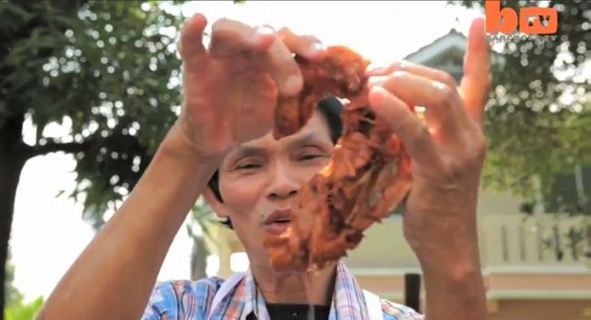 Omul care sfideaza medicina! Un thailandez prajeste puiul cu mainile goale VIDEO