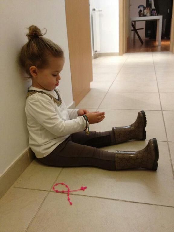 Mai adorabil de atat nu se poate: fetita Antoniei asteptandu-l pe Mos Craciun. Imaginea de peste 22.000 de Like-uri