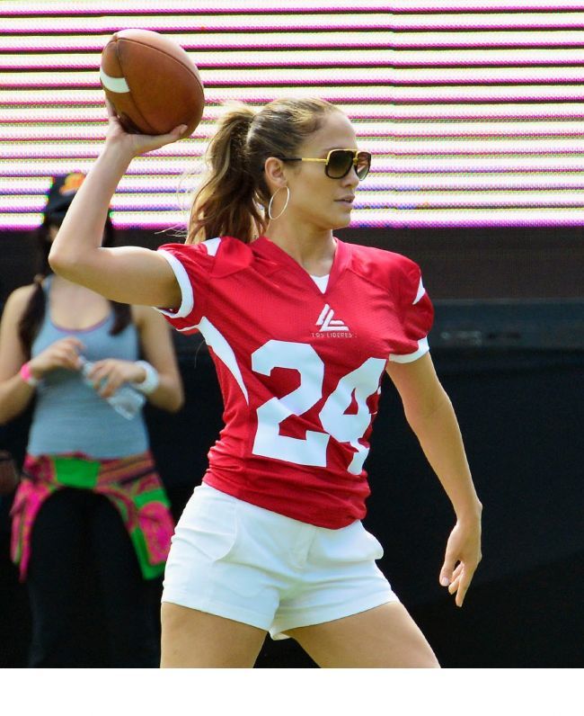 Jennifer Lopez, diva si pe terenul de fotbal: in echipament sportiv, dar cu cercei uriasi si ochelari de soare