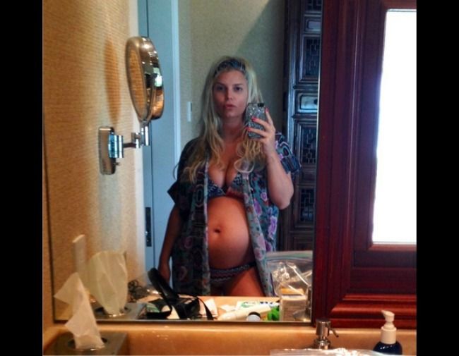 Jessica Simpson impartaseste cu fanii o imagine cu ea in bikini, in care i se vede burtica de gravida