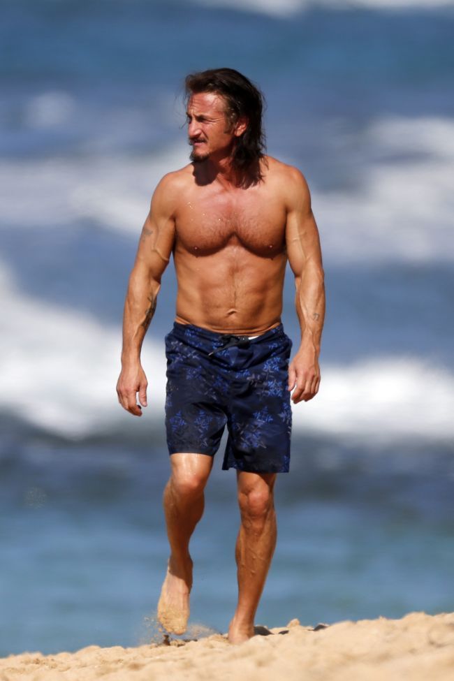 Wow! Sean Penn, muschi de invidiat pe plaja, la 52 de ani
