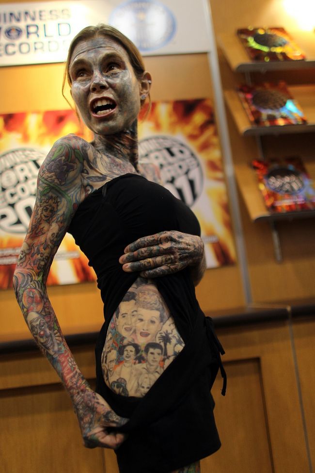 Ea este cea mai tatuata femeie din lume. 95% din corp ii este acoperit de desene &ndash; FOTO