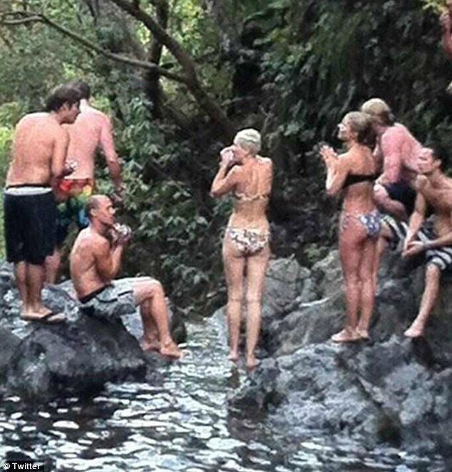 Miley Cyrus si Liam Hemsworth, surprinsi de paparazzi in timp ce faceau baie intr-un rau din Costa Rica