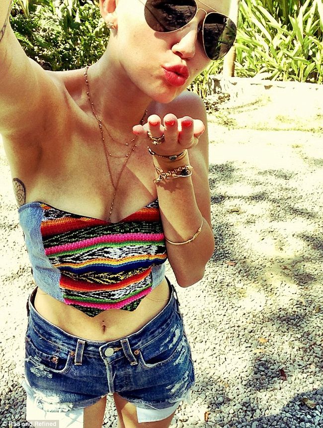 Miley Cyrus: pe coperta Cosmopolitan super stylish si sexy, in realitate hippie si rebela